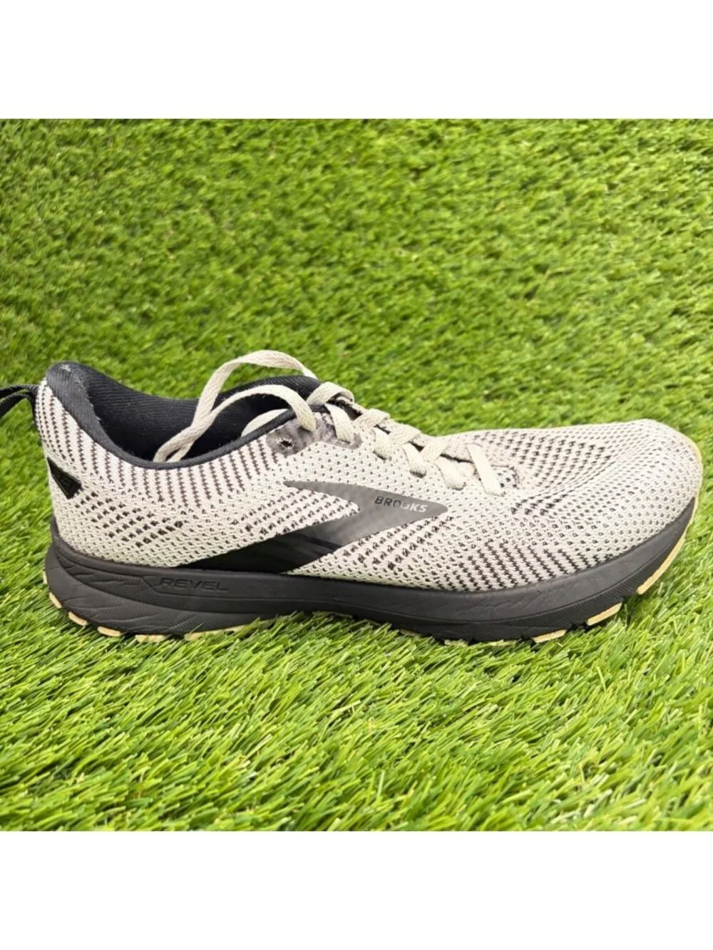Brooks Revel 5 Womens Size 7 White Black Athletic Running Shoes Sneakers